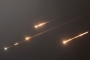 四柱配对伊朗以导弹齐射回应以色列的大规模袭击