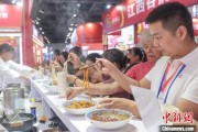 四柱配对“嗦粉”经济火热 中国多地“食力”出圈